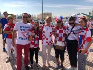 (VIDEO i FOTO) SPEKTAKL U DOHI: Hrvatski navijači i Kolinda Grabar Kitarović zajedno razvili zastavu dugu 200 metara (VIDEO i FOTO) SPEKTAKL U DOHI: Hrvatski navijači i Kolinda Grabar Kitarović zajedno razvili zastavu dugu 200 metara