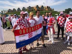 (VIDEO i FOTO) SPEKTAKL U DOHI: Hrvatski navijači i Kolinda Grabar Kitarović zajedno razvili zastavu dugu 200 metara (VIDEO i FOTO) SPEKTAKL U DOHI: Hrvatski navijači i Kolinda Grabar Kitarović zajedno razvili zastavu dugu 200 metara