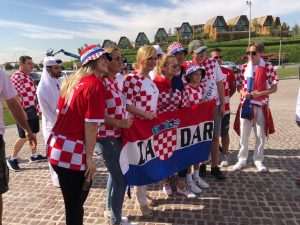 (VIDEO i FOTO) SPEKTAKL U DOHI: Hrvatski navijači i Kolinda Grabar Kitarović zajedno razvili zastavu dugu 200 metara (VIDEO i FOTO) SPEKTAKL U DOHI: Hrvatski navijači i Kolinda Grabar Kitarović zajedno razvili zastavu dugu 200 metara
