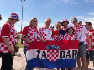 (VIDEO i FOTO) SPEKTAKL U DOHI: Hrvatski navijači i Kolinda Grabar Kitarović zajedno razvili zastavu dugu 200 metara (VIDEO i FOTO) SPEKTAKL U DOHI: Hrvatski navijači i Kolinda Grabar Kitarović zajedno razvili zastavu dugu 200 metara