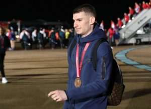 KRENULI SU PREMA TRGU: Hrvatski nogometaši dočekani "vodenim topovima" KRENULI SU PREMA TRGU: Hrvatski nogometaši dočekani "vodenim topovima"