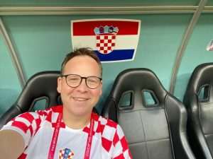 (VIDEO i FOTO) POZNATI GLAS IZ DOHE: Frano Ridjan bodri Vatrene, najavljuje utakmice i navija kod svakog pogotka Hrvatske (VIDEO i FOTO) POZNATI GLAS IZ DOHE: Frano Ridjan bodri Vatrene, najavljuje utakmice i navija kod svakog pogotka Hrvatske