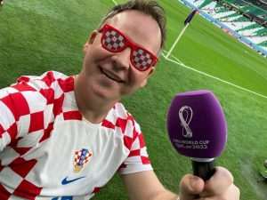 (VIDEO i FOTO) POZNATI GLAS IZ DOHE: Frano Ridjan bodri Vatrene, najavljuje utakmice i navija kod svakog pogotka Hrvatske (VIDEO i FOTO) POZNATI GLAS IZ DOHE: Frano Ridjan bodri Vatrene, najavljuje utakmice i navija kod svakog pogotka Hrvatske