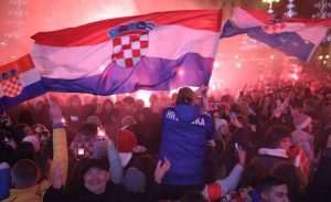 (FOTO) SLAVLJE U ZAGREBU, SPLITU, OSIJEKU, RIJECI: Brončana medalja Vatrenih slavila se diljem Hrvatske Hrvatski navijači (ILUSTRACIJA)/ Foto: Hina