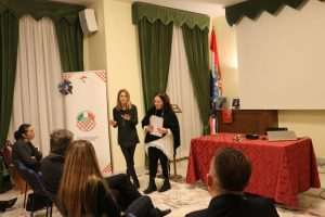 „POVEŽIMO ISELJENIŠTVO“ U RIMU: Mlada djevojka poslala značajnu poruku: Gdje mi mladi Hrvati pripadamo? „POVEŽIMO ISELJENIŠTVO“ U RIMU: Mlada djevojka poslala značajnu poruku: Gdje mi mladi Hrvati pripadamo?