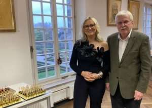 "IZMEĐU NEBA I ZEMLJE" IZLOŽBA KOJA PORUČUJE KAKO NADA UVIJEK POSTOJI: Dragica Batista Bućo u svoja djela utkala je dio sebe, svoje patnje i pobjede i ljubav prema Bogu Dragica Batista Bućo