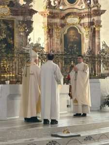 (FOTO i VIDEO) U ST. GALLENU ZAREĐEN NEKADAŠNJI PAPINSKI GARDIST: Veliko slavlje na ređenju Ivana Šarića (FOTO i VIDEO) U ST. GALLENU ZAREĐEN NEKADAŠNJI PAPINSKI GARDIST: Veliko slavlje na ređenju Ivana Šarića