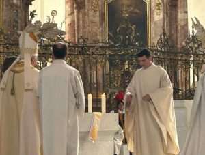 (FOTO i VIDEO) U ST. GALLENU ZAREĐEN NEKADAŠNJI PAPINSKI GARDIST: Veliko slavlje na ređenju Ivana Šarića (FOTO i VIDEO) U ST. GALLENU ZAREĐEN NEKADAŠNJI PAPINSKI GARDIST: Veliko slavlje na ređenju Ivana Šarića