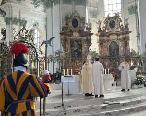 (FOTO i VIDEO) U ST. GALLENU ZAREĐEN NEKADAŠNJI PAPINSKI GARDIST: Veliko slavlje na ređenju Ivana Šarića (FOTO i VIDEO) U ST. GALLENU ZAREĐEN NEKADAŠNJI PAPINSKI GARDIST: Veliko slavlje na ređenju Ivana Šarića