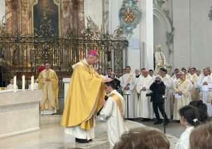 (FOTO i VIDEO) U ST. GALLENU ZAREĐEN NEKADAŠNJI PAPINSKI GARDIST: Veliko slavlje na ređenju Ivana Šarića (FOTO i VIDEO) U ST. GALLENU ZAREĐEN NEKADAŠNJI PAPINSKI GARDIST: Veliko slavlje na ređenju Ivana Šarića