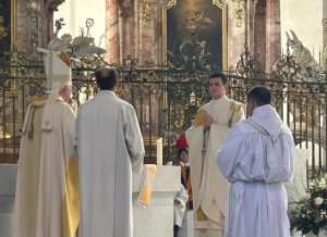 (FOTO i VIDEO) U ST. GALLENU ZAREĐEN NEKADAŠNJI PAPINSKI GARDIST: Veliko slavlje na ređenju Ivana Šarića (FOTO i VIDEO) U ST. GALLENU ZAREĐEN NEKADAŠNJI PAPINSKI GARDIST: Veliko slavlje na ređenju Ivana Šarića