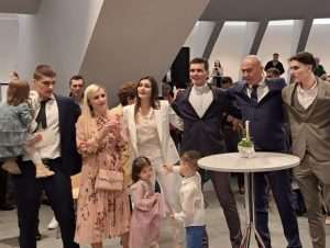 (FOTO i VIDEO) U ST. GALLENU ZAREĐEN NEKADAŠNJI PAPINSKI GARDIST: Veliko slavlje na ređenju Ivana Šarića (FOTO i VIDEO) U ST. GALLENU ZAREĐEN NEKADAŠNJI PAPINSKI GARDIST: Veliko slavlje na ređenju Ivana Šarića