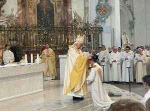 (FOTO i VIDEO) U ST. GALLENU ZAREĐEN NEKADAŠNJI PAPINSKI GARDIST: Veliko slavlje na ređenju Ivana Šarića (FOTO i VIDEO) U ST. GALLENU ZAREĐEN NEKADAŠNJI PAPINSKI GARDIST: Veliko slavlje na ređenju Ivana Šarića