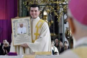 (FOTO i VIDEO) U ST. GALLENU ZAREĐEN NEKADAŠNJI PAPINSKI GARDIST: Veliko slavlje na ređenju Ivana Šarića (FOTO i VIDEO) U ST. GALLENU ZAREĐEN NEKADAŠNJI PAPINSKI GARDIST: Veliko slavlje na ređenju Ivana Šarića