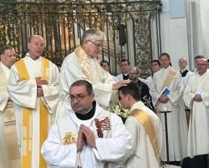(FOTO i VIDEO) U ST. GALLENU ZAREĐEN NEKADAŠNJI PAPINSKI GARDIST: Veliko slavlje na ređenju Ivana Šarića (FOTO i VIDEO) U ST. GALLENU ZAREĐEN NEKADAŠNJI PAPINSKI GARDIST: Veliko slavlje na ređenju Ivana Šarića