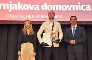 DOBITNICI VEČERNJAKOVE DOMOVNICE: U tuđoj zemlji i na tuđem jeziku nije lako započeti život, zato je ova nagrada veliko priznanje da smo uspjeli DOBITNICI VEČERNJAKOVE DOMOVNICE: U tuđoj zemlji i na tuđem jeziku nije lako započeti život, zato je ova nagrada veliko priznanje da smo uspjeli