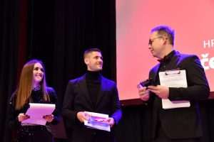 DODJELA NAGRADA VEČERNJAKOVA DOMOVNICA 2023.: U Bad Homburgu se susrela Domovina i iseljeništvo Voditeljica Dora Puđa, nogometaš Andrej Kramarić i voditelj Frano Ridjan / Foto: Fenix (Željko Tutnjević / Arhiv)