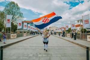 FESTIVAL “SVI zaJEDNO HRVATSKO NAJ”: Posjetitelje očekuje konjičko-scenski spektakl s lipicancima u dvorcu Eltz i koncert Gibonnija FESTIVAL “SVI zaJEDNO HRVATSKO NAJ”: Posjetitelje očekuje konjičko-scenski spektakl s lipicancima u dvorcu Eltz i koncert Gibonnija