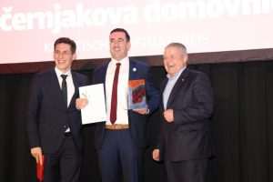 DOBITNICI VEČERNJAKOVE DOMOVNICE: U tuđoj zemlji i na tuđem jeziku nije lako započeti život, zato je ova nagrada veliko priznanje da smo uspjeli DOBITNICI VEČERNJAKOVE DOMOVNICE: U tuđoj zemlji i na tuđem jeziku nije lako započeti život, zato je ova nagrada veliko priznanje da smo uspjeli