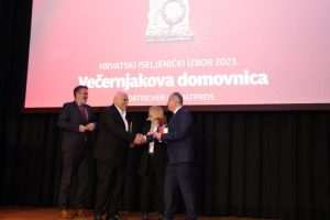 DOBITNICI VEČERNJAKOVE DOMOVNICE: U tuđoj zemlji i na tuđem jeziku nije lako započeti život, zato je ova nagrada veliko priznanje da smo uspjeli DOBITNICI VEČERNJAKOVE DOMOVNICE: U tuđoj zemlji i na tuđem jeziku nije lako započeti život, zato je ova nagrada veliko priznanje da smo uspjeli