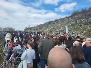 FOTO/VIDEO: Brojni vjernici pohodili Križni put na Humu FOTO/VIDEO: Brojni vjernici pohodili Križni put na Humu