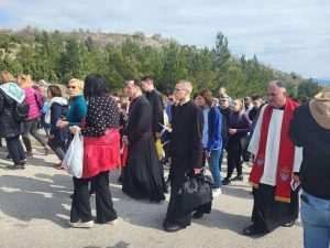 FOTO/VIDEO: Brojni vjernici pohodili Križni put na Humu FOTO/VIDEO: Brojni vjernici pohodili Križni put na Humu