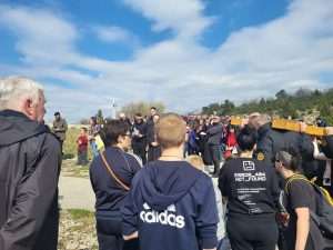 FOTO/VIDEO: Brojni vjernici pohodili Križni put na Humu FOTO/VIDEO: Brojni vjernici pohodili Križni put na Humu