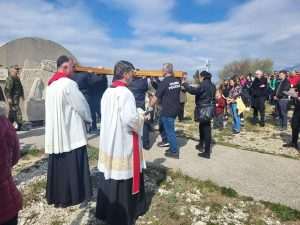 FOTO/VIDEO: Brojni vjernici pohodili Križni put na Humu FOTO/VIDEO: Brojni vjernici pohodili Križni put na Humu
