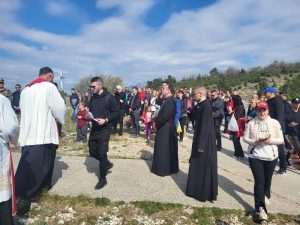 FOTO/VIDEO: Brojni vjernici pohodili Križni put na Humu FOTO/VIDEO: Brojni vjernici pohodili Križni put na Humu