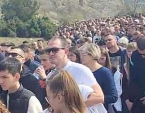 FOTO/VIDEO: Brojni vjernici pohodili Križni put na Humu FOTO/VIDEO: Brojni vjernici pohodili Križni put na Humu