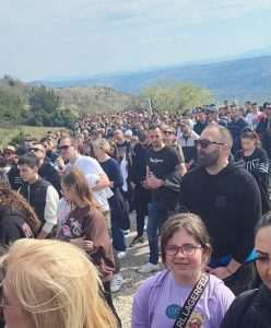 FOTO/VIDEO: Brojni vjernici pohodili Križni put na Humu FOTO/VIDEO: Brojni vjernici pohodili Križni put na Humu
