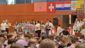 CROMIN 2023.: Na tradicionalnom susretu hrvatskih ministranata i malih misijskih zborova nastupilo oko 550 mladih Hrvata iz Švicarske CROMIN 2023.: Na tradicionalnom susretu hrvatskih ministranata i malih misijskih zborova nastupilo oko 550 mladih Hrvata iz Švicarske