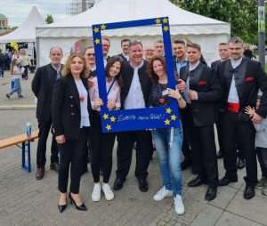 STUTTGART: Klapa Troplet HKZ Esslingen/N oduševila nastupom na Danu kampanje za Europu