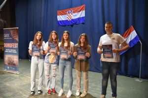 DOMOFEST 2023.: Gradska knjižnica Kaštela i kaštelanski osnovnoškolci - domoljubne pjesme u čast Hrvatskoj