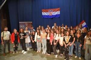 DOMOFEST 2023.: Gradska knjižnica Kaštela i kaštelanski osnovnoškolci - domoljubne pjesme u čast Hrvatskoj