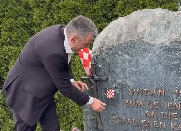 Saborski zastupnik Stipo Mlinarić (DP) simboličnom gestom vratio povijesni hrvatski grb na spomenik na Bleiburškom polju / Foto: Preslik FB SMĆ