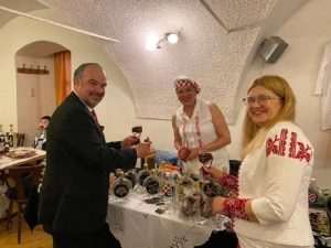 (FOTO) “VRIJEDNE RUKE”; SLIKARI I TAMBURAŠI: “Dani Slavonije” u Beču oduševili Hrvate i njihove austrijske prijatelje (FOTO) “VRIJEDNE RUKE”; SLIKARI I TAMBURAŠI: “Dani Slavonije” u Beču oduševili Hrvate i njihove austrijske prijatelje