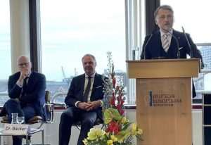 HAMBURG: Više od stotinu uglednih gostiju odazvalo se predavanju o ulasku Hrvatske u eurozonu HAMBURG: Više od stotinu uglednih gostiju odazvalo se predavanju o ulasku Hrvatske u eurozonu