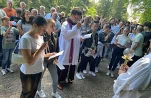 (FOTO) DUHOVSKI PONEDJELJAK U MARIENTHALU: Okupio se puno veći broj vjernika nego prethodnih godina, mnogi su stigli i iz okolice Stuttgarta, iz Ludwigshafena...