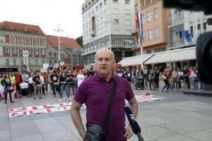 ZAGREB: Na Trgu bana Jelačića upriličena još jedna muška molitva krunice