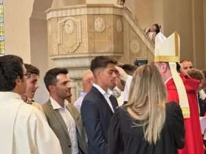 SVETA POTVRDA U ST. GALLENU: Biskup Palić krizmao 42-je mladih na sjeveru Švicarske SVETA POTVRDA U ST. GALLENU: Biskup Palić krizmao 42-je mladih na sjeveru Švicarske