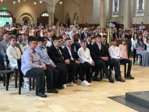 SVETA POTVRDA U ST. GALLENU: Biskup Palić krizmao 42-je mladih na sjeveru Švicarske SVETA POTVRDA U ST. GALLENU: Biskup Palić krizmao 42-je mladih na sjeveru Švicarske