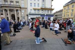 ZAGREB: Na Trgu bana Jelačića upriličena još jedna muška molitva krunice