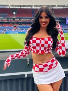 FINALE BEZ IVANE NE MOŽE!: Atraktivna navijačica koja je rođena u Frankfurtu "zapalila" Rotterdam, bila je uz Vatrene FINALE BEZ IVANE NE MOŽE!: Atraktivna navijačica koja je rođena u Frankfurtu "zapalila" Rotterdam, bila je uz Vatrene