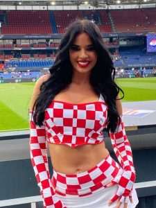 FINALE BEZ IVANE NE MOŽE!: Atraktivna navijačica koja je rođena u Frankfurtu "zapalila" Rotterdam, bila je uz Vatrene FINALE BEZ IVANE NE MOŽE!: Atraktivna navijačica koja je rođena u Frankfurtu "zapalila" Rotterdam, bila je uz Vatrene