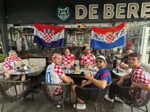 (FOTO I VIDEO) LUDNICA U ROTTERDAMU: Hrvati su ponovno pokazali da su svi kao jedno kad treba stati uz svoje!