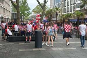 (FOTO I VIDEO) LUDNICA U ROTTERDAMU: Hrvati su ponovno pokazali da su svi kao jedno kad treba stati uz svoje!