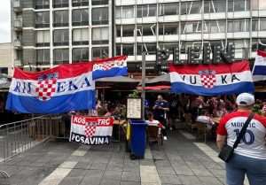 (FOTO I VIDEO) LUDNICA U ROTTERDAMU: Hrvati su ponovno pokazali da su svi kao jedno kad treba stati uz svoje!