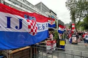 (FOTO I VIDEO) LUDNICA U ROTTERDAMU: Hrvati su ponovno pokazali da su svi kao jedno kad treba stati uz svoje!