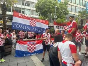 (FOTO I VIDEO) LUDNICA U ROTTERDAMU: Hrvati su ponovno pokazali da su svi kao jedno kad treba stati uz svoje!